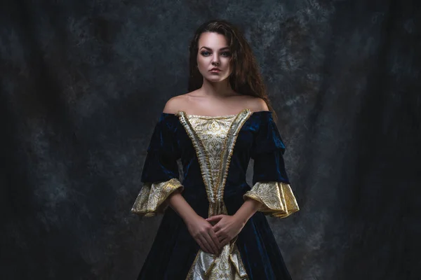 Schöne Frau Renaissance Kleid Auf Abstraktem Dunklem Hintergrund Studioaufnahme — Stockfoto