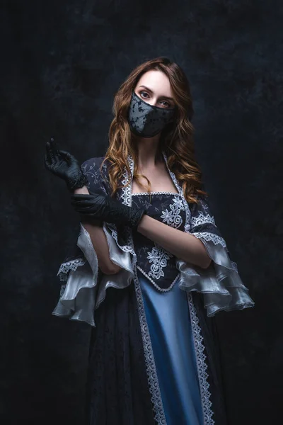 Piękna Kobieta Renesansowej Sukience Masce Rękawiczkach Abstrakcyjnym Ciemnym Tle Stare — Zdjęcie stockowe