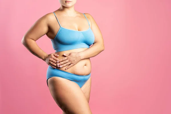 Donna Grassa Biancheria Intima Blu Sfondo Rosa Corpo Femminile Sovrappeso — Foto Stock