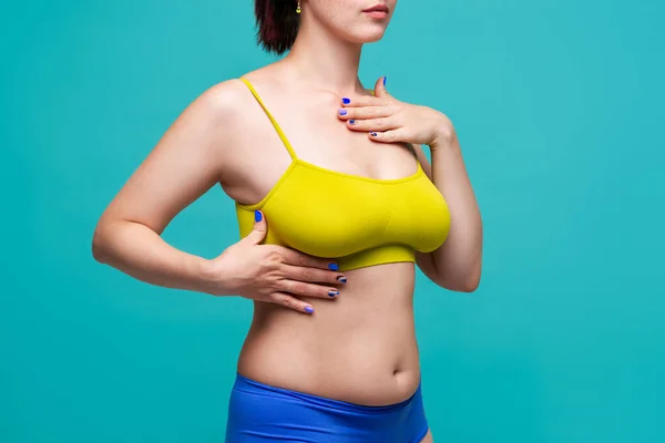 Sujetador Mujer Top Amarillo Con Grandes Pechos Naturales Sobre Fondo — Foto de Stock