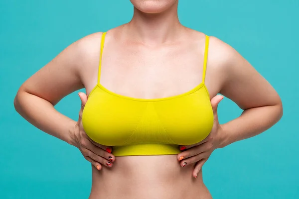 Sujetador Mujer Top Amarillo Con Grandes Pechos Naturales Sobre Fondo — Foto de Stock