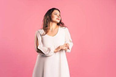 Pembe arka planda rüya artı boyut modeli, vücut pozitifliği