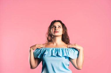 Pembe arka planda rüya artı boyut modeli, vücut pozitifliği