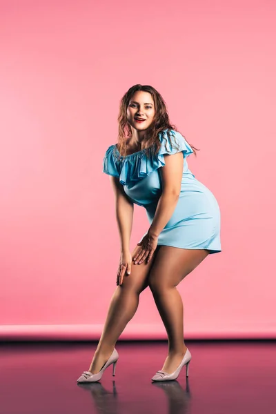 Modelo Feliz Sexy Size Vestido Azul Fundo Rosa Conceito Positivo — Fotografia de Stock