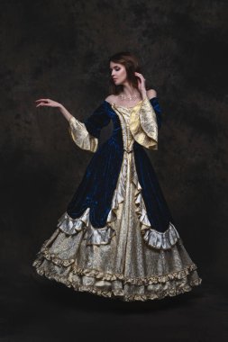 Rönesans dönemindeki güzel kadın soyut koyu arkaplan, tam boy portre.