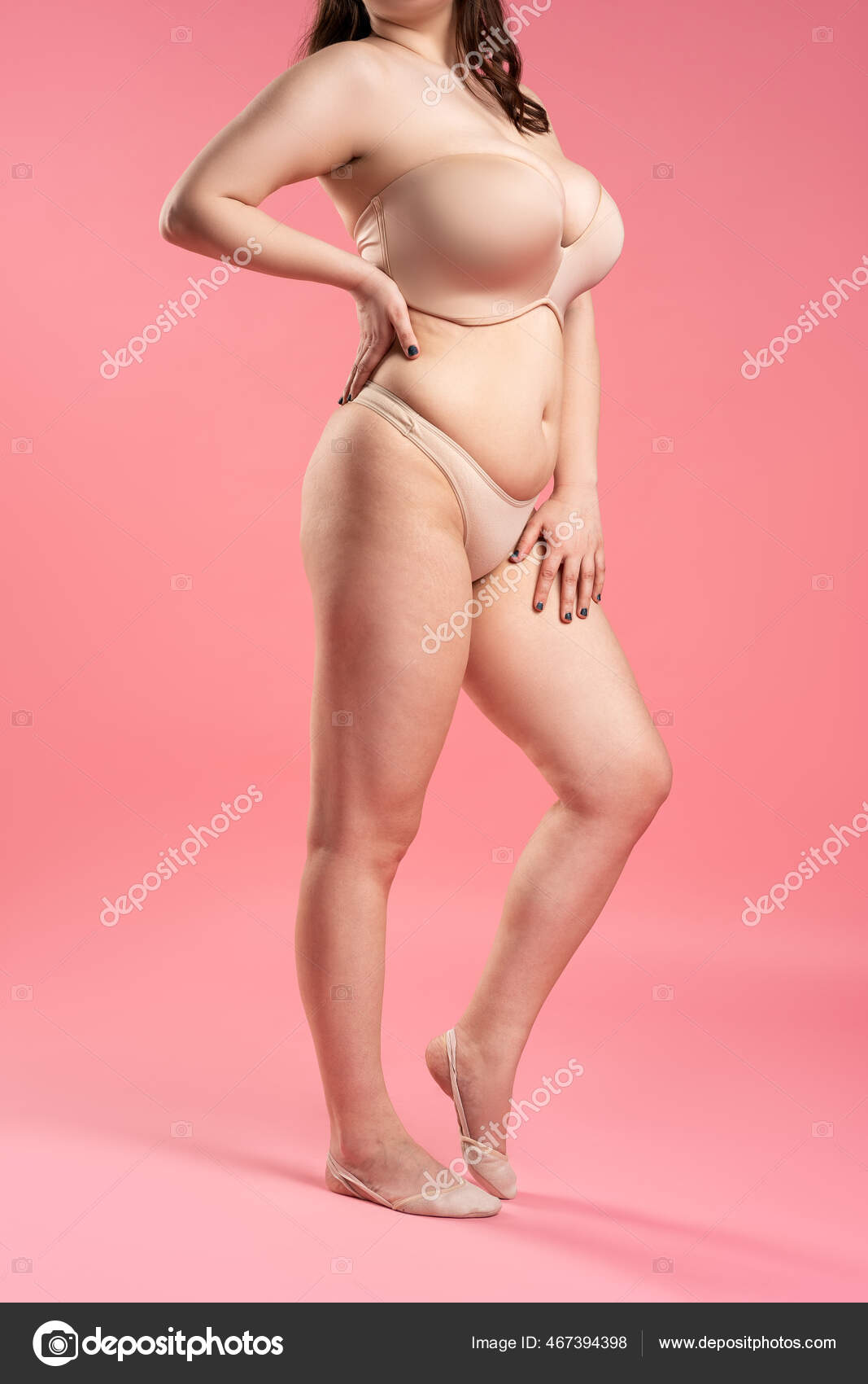 Femme Sexy Avec Très Gros Seins Dans Soutien Gorge Push image libre de  droit par starast © #467394398