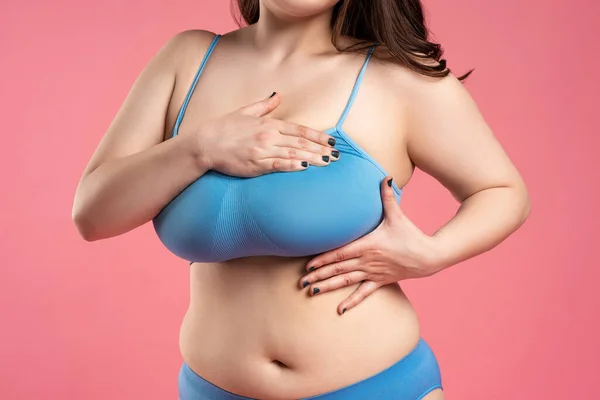 Frau Überprüft Ihre Sehr Großen Brüste Auf Krebs Auf Rosa — Stockfoto