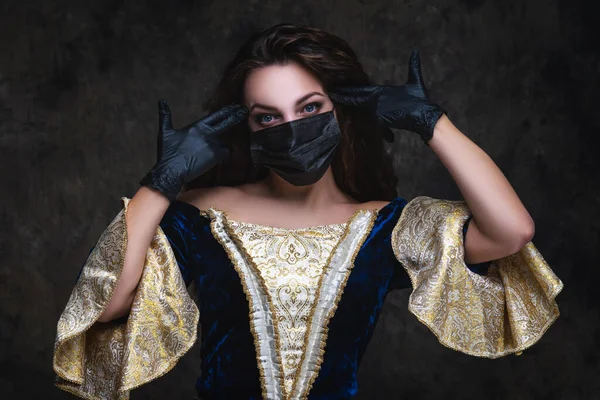 Hermosa Mujer Vestido Renacentista Máscara Facial Guantes Sobre Fondo Oscuro —  Fotos de Stock