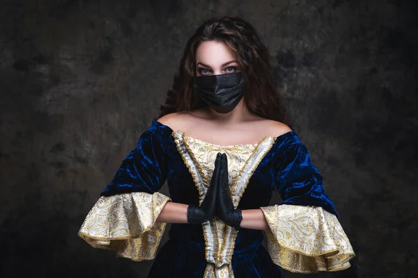 Hermosa Mujer Vestido Renacentista Máscara Facial Guantes Sobre Fondo Oscuro —  Fotos de Stock