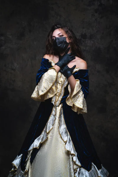 Krásná Žena Renesančních Šatech Obličejová Maska Rukavice Abstraktním Tmavém Pozadí — Stock fotografie