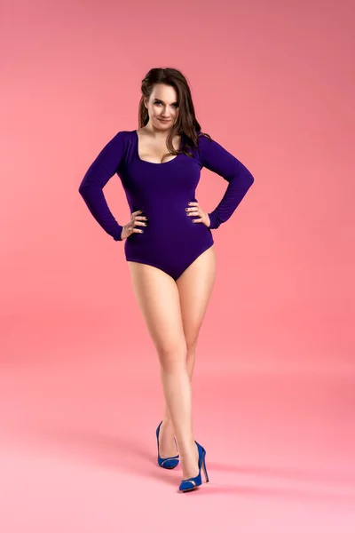 Sexy Size Modelo Com Seios Grandes Bodysuit Roxo Fundo Rosa — Fotografia de Stock