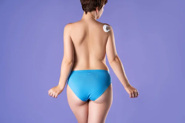 Woman Bare Back Applying Body Foam Her Shoulder Purple Background — Stock Photo, Image
