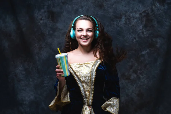 Szczęśliwa Piękna Kobieta Renesansowej Sukience Słucha Muzyki Bezprzewodowych Słuchawkach Abstrakcyjnym — Zdjęcie stockowe