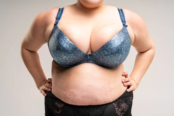 蓝色胸罩的大乳房 灰色背景的大胸部 摄影棚拍摄 — 图库照片