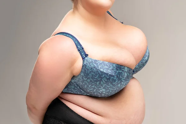 Mavi Sutyenli Çok Büyük Göğüsler Gri Arka Planda Obezite Kadın — Stok fotoğraf