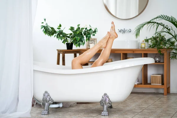 Vrouw Ontspannen Badkamer Slanke Benen Met Gladde Huid Voetverzorging Concept — Stockfoto