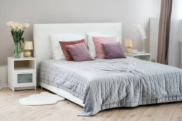 아름다운 현대식 구겨진 침대보가 — 스톡 사진