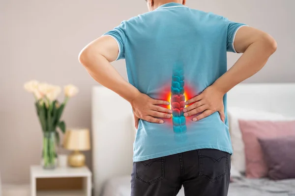 Lendenwirbelsäulenbruch Mann Mit Rückenschmerzen Hause Kompressionsverletzung Der Bandscheibe Unteren Rückenbereich — Stockfoto