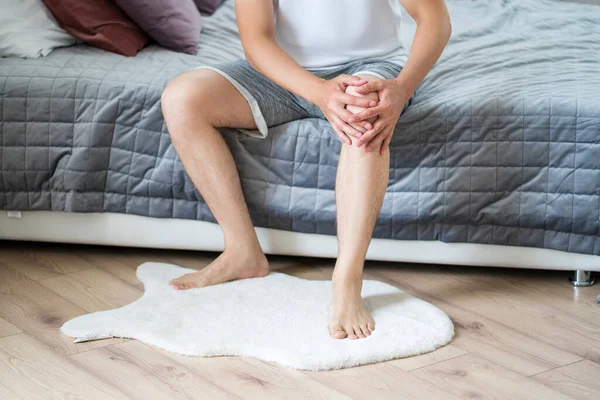 Knie Pijn Man Met Pijn Het Interieur Gezondheidsproblemen Concept — Stockfoto