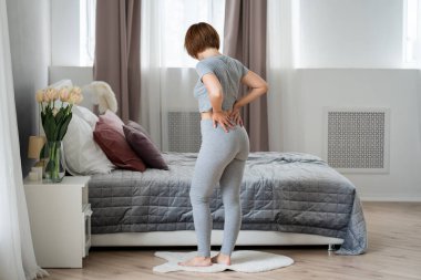 Sırt ağrısı, böbrek iltihabı, sırt ağrısı çeken kadın, sağlık sorunları konsepti.