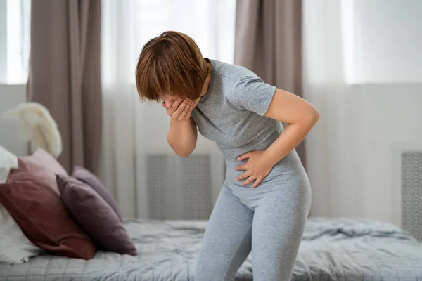 Maux Estomac Symptômes Gastrite Pancréatite Femme Souffrant Douleurs Abdominales Maison — Photo