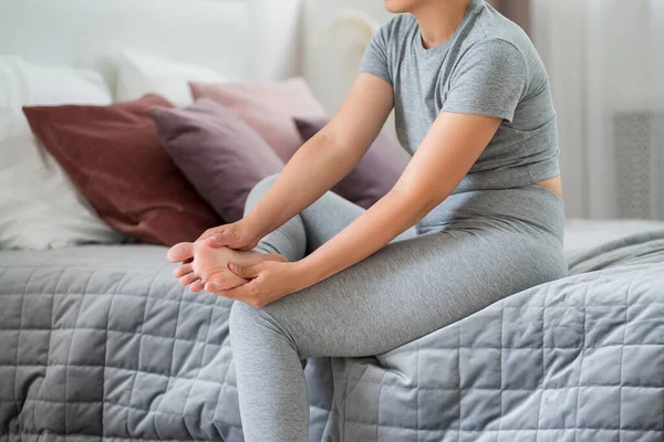 Ból Nogi Kobiety Ból Stopy Masaż Stóp Kobiety Domu Koncepcja — Zdjęcie stockowe