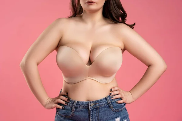 Sehr Große Brüste Einem Push Auf Rosa Hintergrund Nahaufnahme Aus — Stockfoto