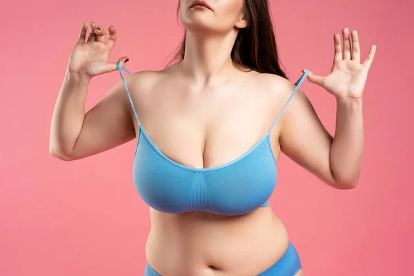 女性で青トップブラジャーとともに非常に大きなたるみ胸上のピンクの背景 ボディケアの概念 — ストック写真
