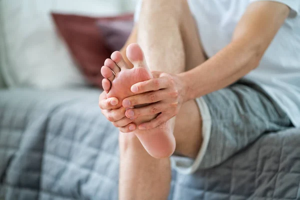 Lábfájdalom Lábfájástól Szenvedő Férfi Otthoni Belső Térben Podiatry Koncepció — Stock Fotó