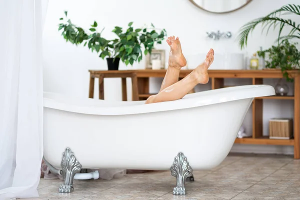 Vrouw Ontspannen Badkamer Slanke Benen Met Gladde Huid Voetverzorging Concept — Stockfoto