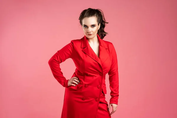Krásná Mladá Žena Červeném Kabátě Růžovém Pozadí Studio Shot — Stock fotografie