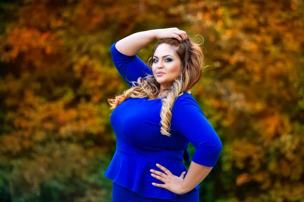 Happy Size Modelo Vestido Azul Livre Mulher Gorda Parque Outono — Fotografia de Stock