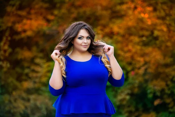 Happy Modèle Taille Robe Bleue Extérieur Grosse Femme Dans Parc — Photo