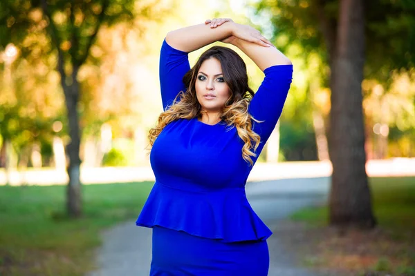 Beauty Size Model Blue Dress Outdoors Fat Woman Autumn Park — Stock Photo, Image