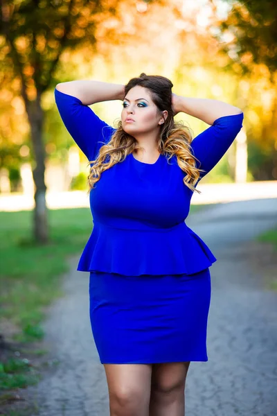 Güzel Mavi Elbiseli Bir Manken Sonbahar Parkında Sarı Yaprakların Arasında — Stok fotoğraf