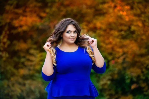 Boldog Plusz Méret Modell Kék Ruha Szabadban Kövér Őszi Parkban Stock Kép