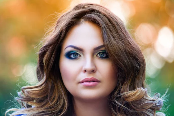 Belleza Más Modelo Tamaño Con Peinado Profesional Maquillaje Aire Libre Imagen De Stock