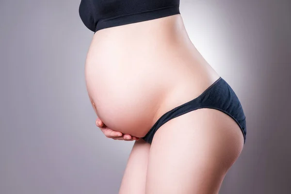 Femme Enceinte Sous Vêtements Noirs Sur Fond Gris Concept Grossesse — Photo