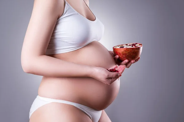 Hamilelik Beslenme Gri Arka Planda Nar Taşıyan Hamile Kadın Vejetaryen — Stok fotoğraf
