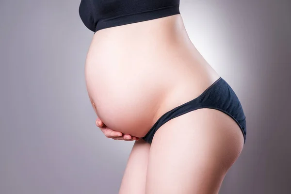 Беременная Женщина Черном Нижнем Белье Сером Фоне Концепция Беременности Стоковая Картинка