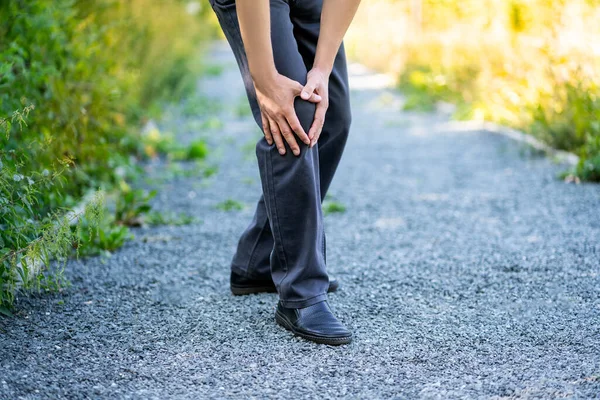 Koleno Bolest Při Chůzi Venku Muž Jogging Zranění Zdravotní Problémy — Stock fotografie