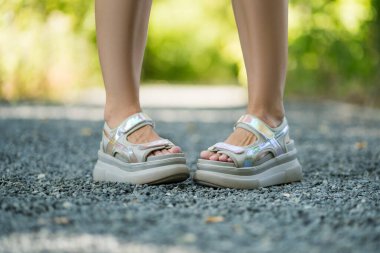 Platform ayakkabılı kadın doğa arka planında