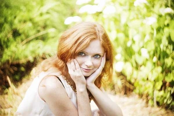 Retrato de menina ruiva com olhos azuis na natureza — Fotografia de Stock