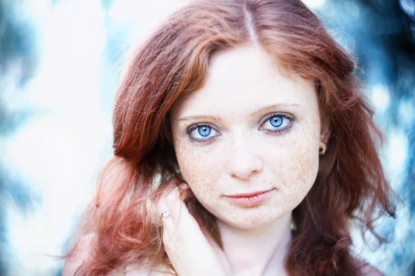 Retrato de chica pelirroja con ojos azules en la naturaleza —  Fotos de Stock