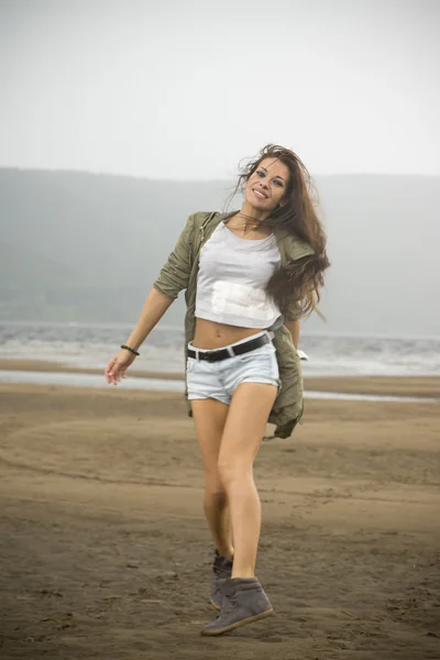 Jovem mulher bonita em uma praia de areia — Fotografia de Stock