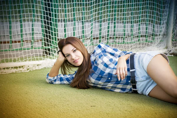 Hermosa joven en el campo de fútbol —  Fotos de Stock