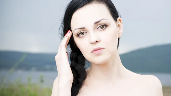 Porträtt av en vacker ung kvinna i sommar — Stockfoto