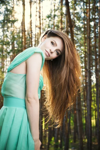 夏の美しい若い女性の肖像 — ストック写真