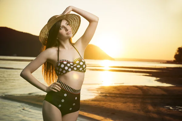 Bella donna in bikini sullo sfondo del tramonto — Foto Stock