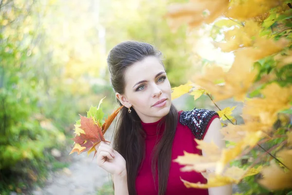 Portrait de belle jeune fille — Photo